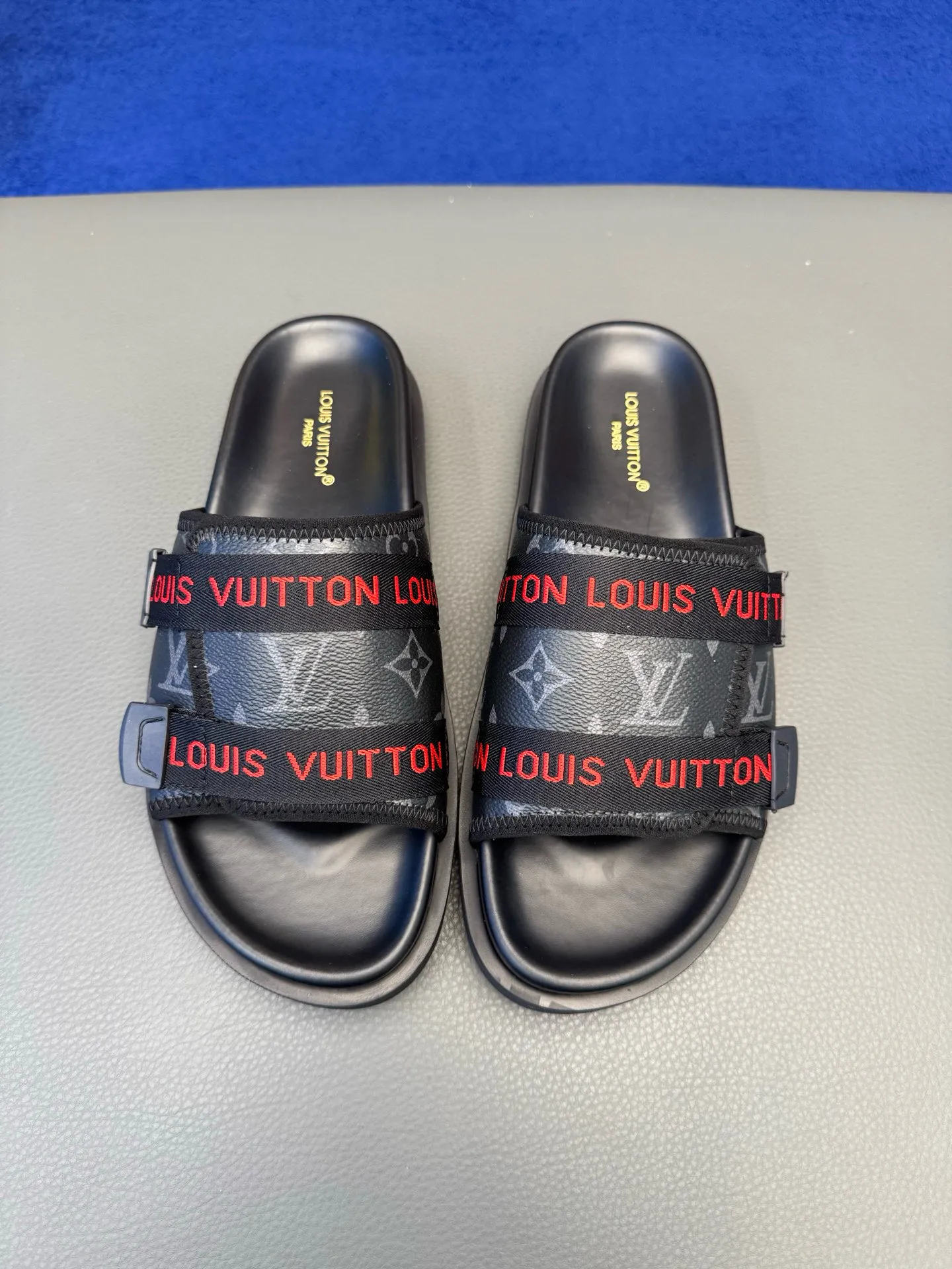 [L Home] P: 340💰Size: 38-45 Top purchasing lv men's summer slippers, classic presbyopia with soft real leather lining, unique color splicing effect, distinctive personality, fashionable and trendy essential style, light and comfortable. Lightweight and tough rubber insole, micro ridged foam outsole, super comfortable!